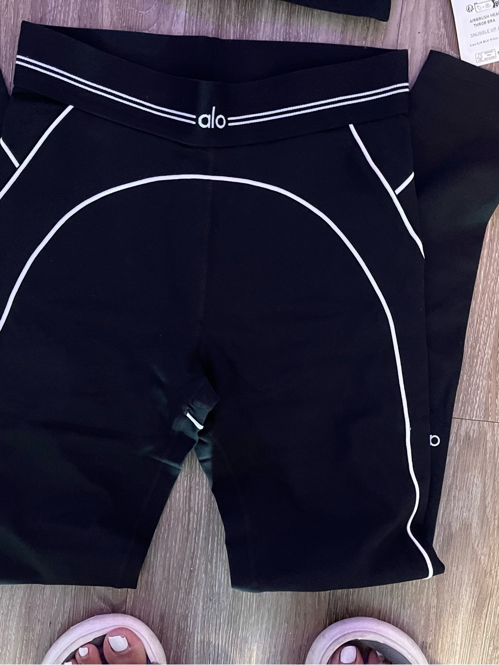 ALO Yoga Black Sports Bra and legging with White Contrast Stitching - Picture 4 of 5